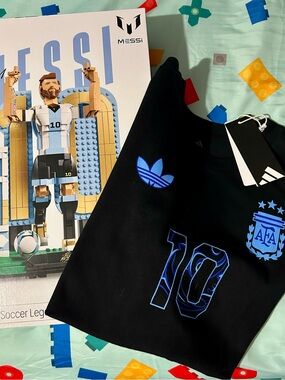 Bundle - MESSI LEGO set / Adidas Black Tee with Blue Argentina #10 MESSI graphic